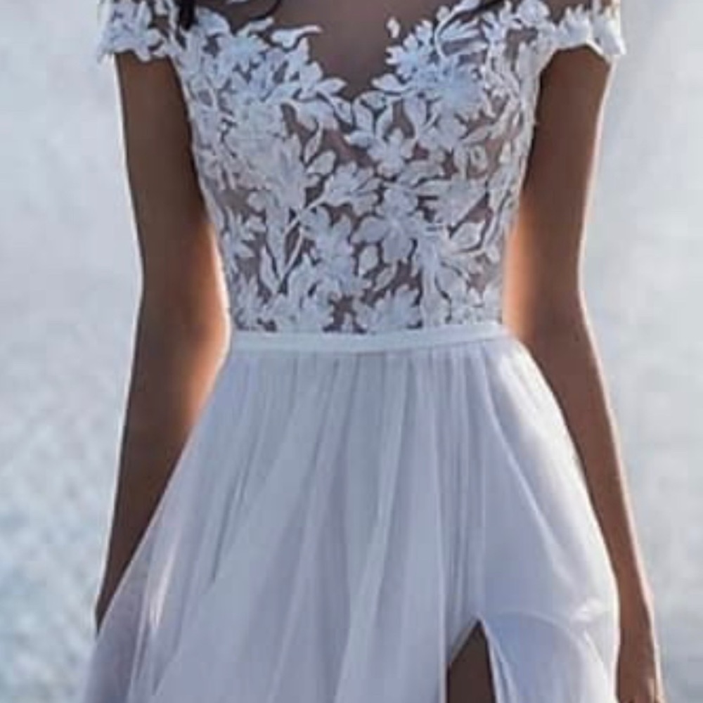 New wedding dress, never worn. It’s noted as a size 16 however fits like a 12.